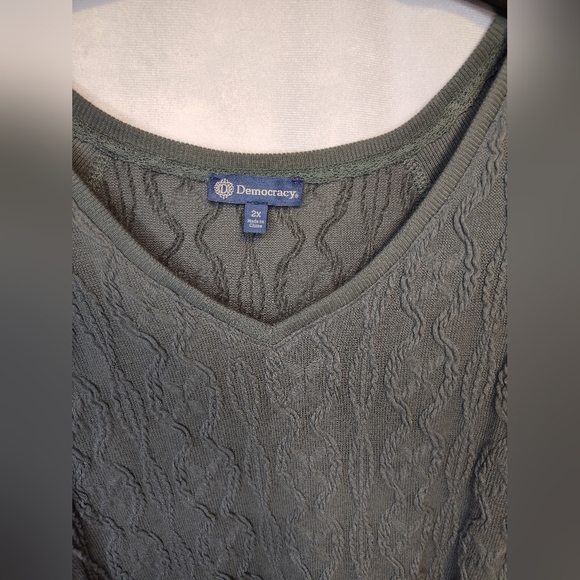 Democracy Olive Textured Knit V-Neck NWOT - Picture 2 of 4